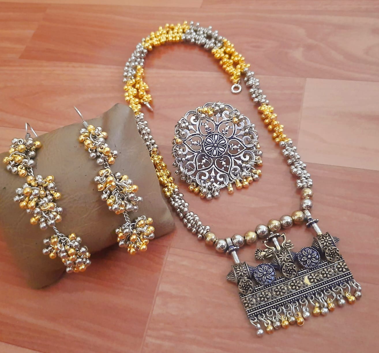 Royal Antique Silver Necklace Set with Geometric Pendant