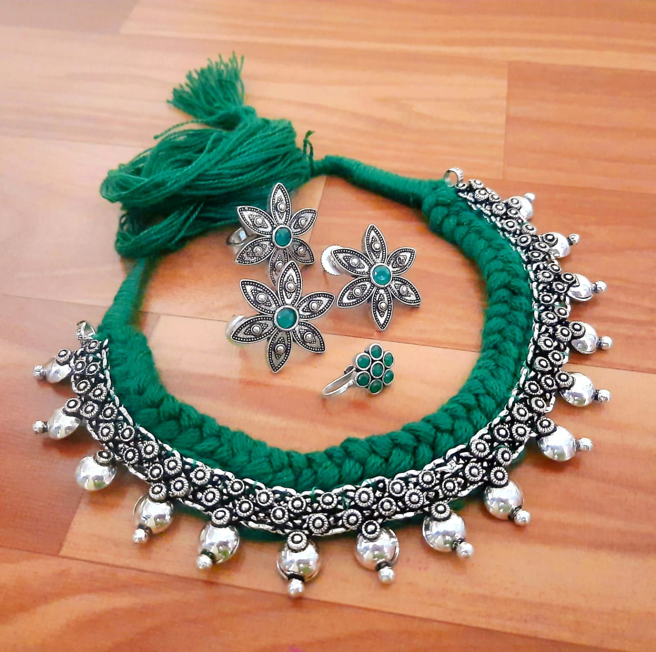 Emerald Green Thread Silver Jewelry Set with Floral Motifs